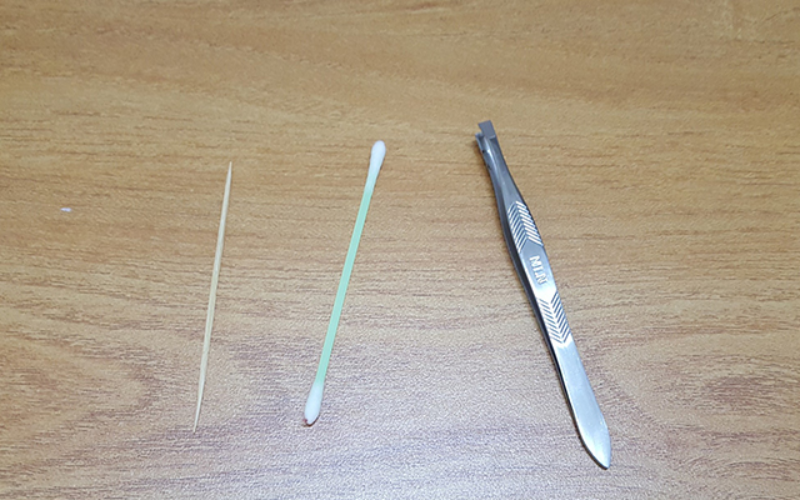 Dùng tăm bông để vệ sinh 4