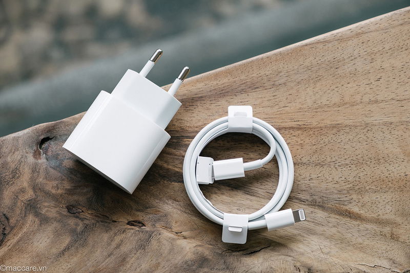 Thực tế chân sạc Lightning nhỏ gọn, độc quyền cho các sản phẩm Apple.