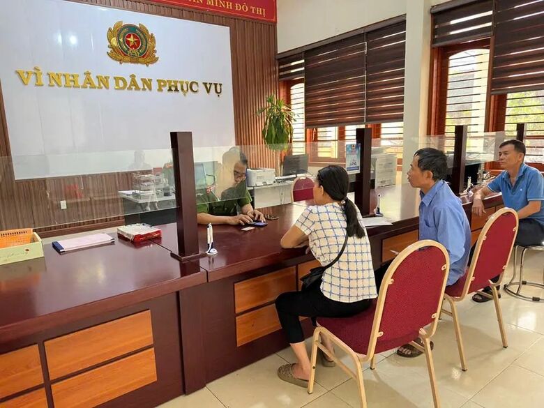 Đến cơ quan chức năng để làm đăng ký hoặc gia hạn tạm trú