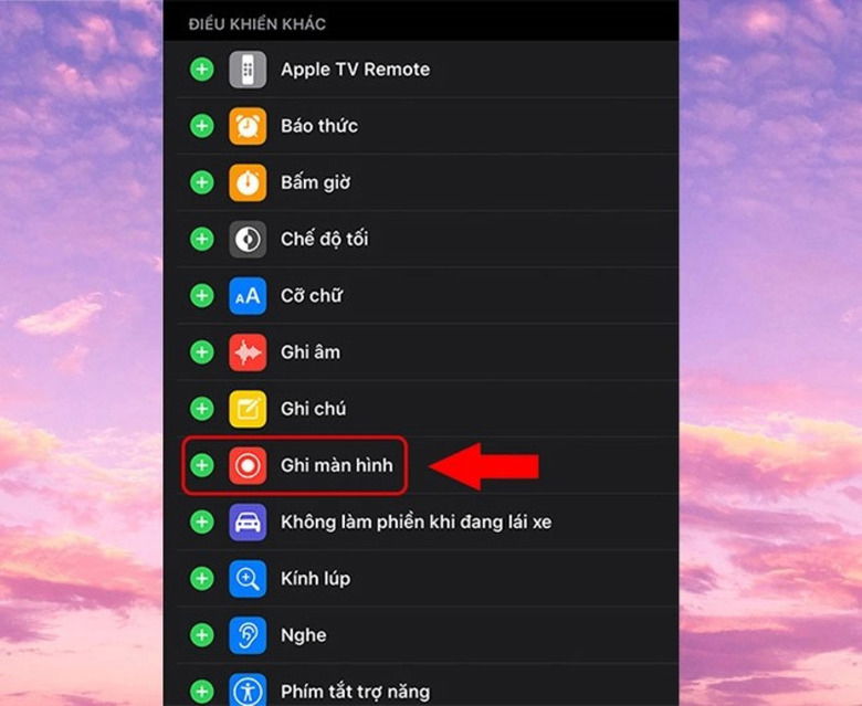 Người dùng thao tác khởi động lại iPhone để khắc phục lỗi quay màn hình.