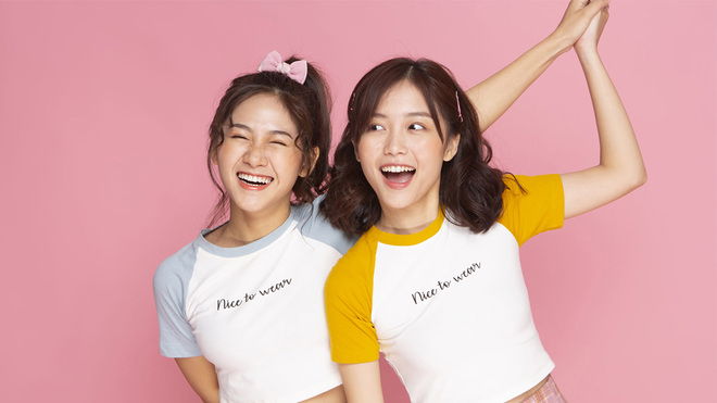 Tạo dáng chụp ảnh cho 2 bạn thân là nữ