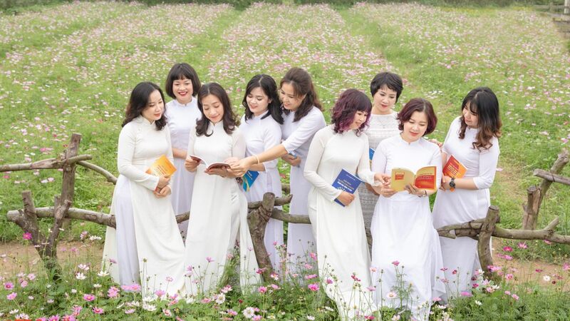 Chụp ảnh nhóm với sách vở, kỷ yếu