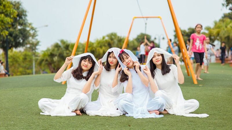 Ngồi tạo dáng nhẹ nhàng, dịu dàng
