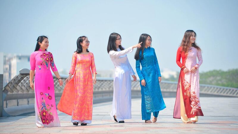 Cả nhóm cùng nhau bước đi nhẹ nhàng