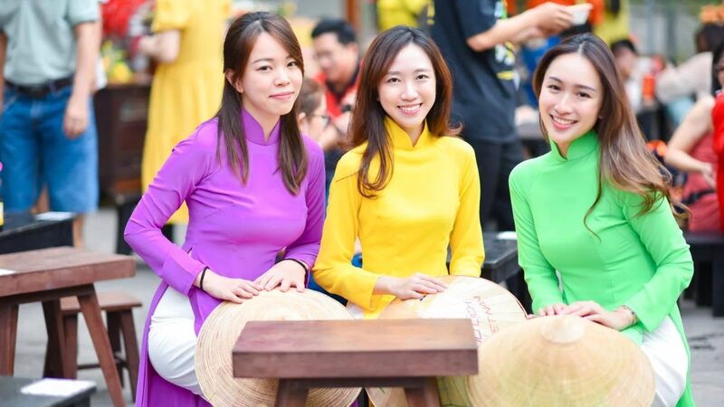 Cười nói vui vẻ, tự nhiên khi tương tác