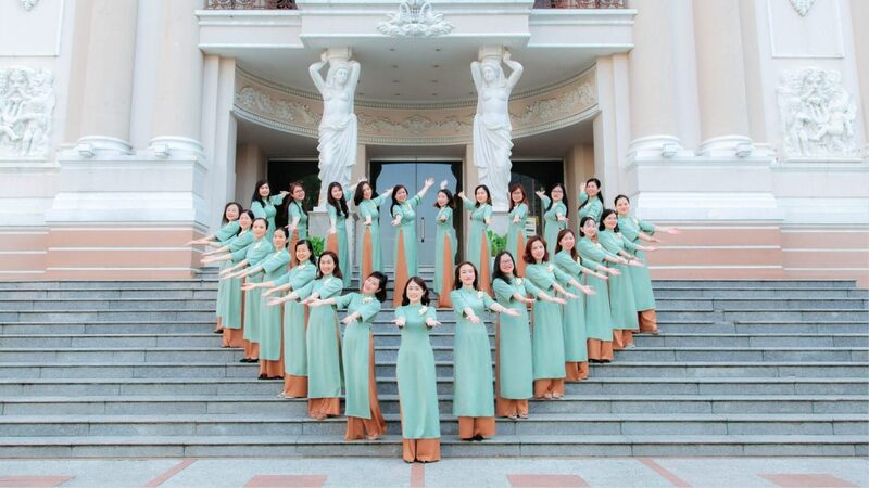 Tạo dáng theo đội hình, bố cục đẹp mắt