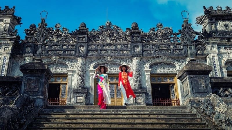 Cách tạo dáng chụp ảnh áo dài nhóm trên cầu thang