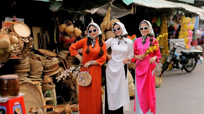 Tạo dáng với bó hoa nhẹ nhàng, nữ tính