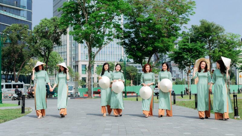 Tạo dáng duyên dáng với nón lá