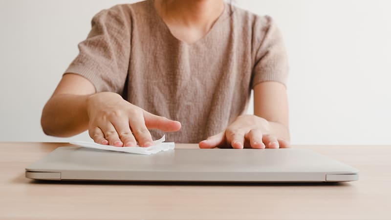 Cách vệ sinh loa MacBook