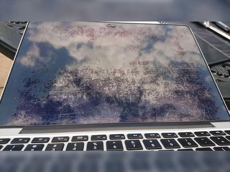 Cách vệ sinh loa MacBook