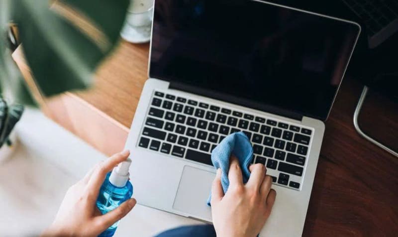 Cách vệ sinh loa MacBook