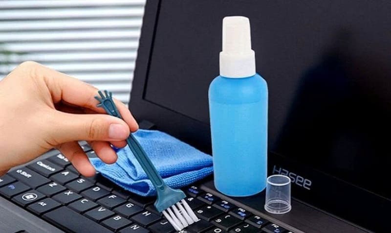 Cách vệ sinh loa MacBook