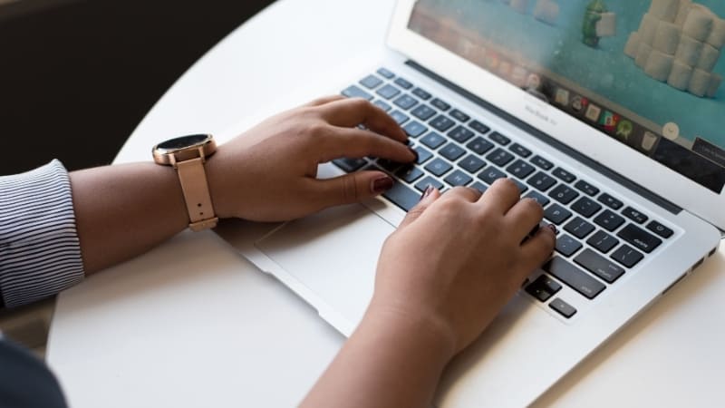 Cách vệ sinh loa MacBook