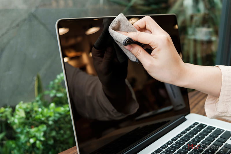 Cách vệ sinh loa MacBook