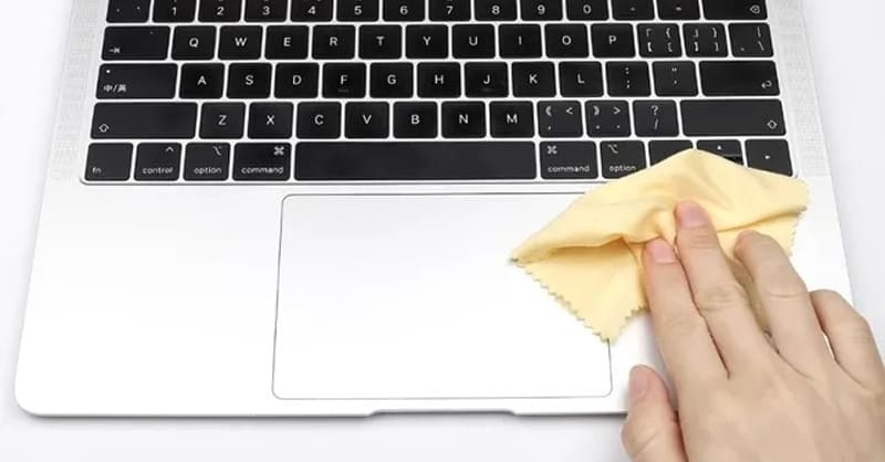 Cách vệ sinh loa MacBook