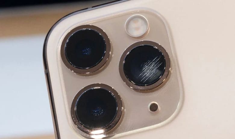 Kính camera bên ngoài bị trầy hoặc xuống cấp