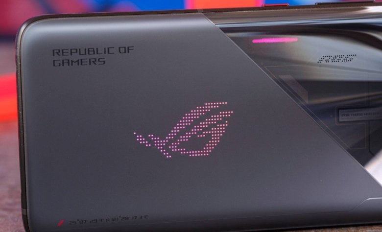 Thiết kế mặt lưng của ROG Phone 7 với phần logo nổi bật