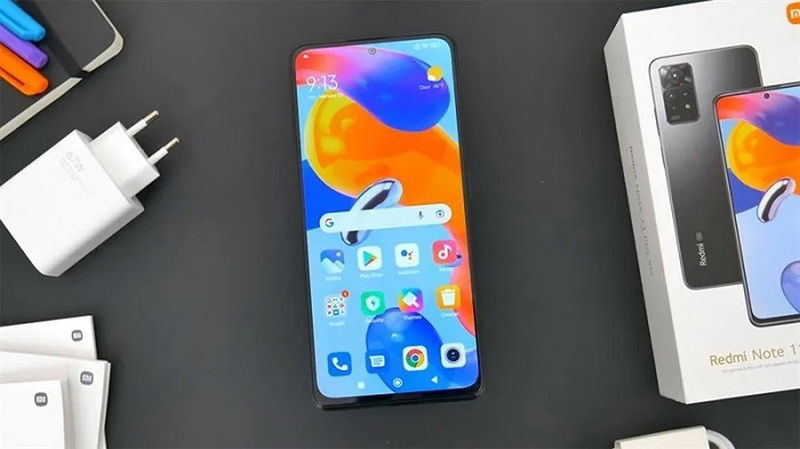 Xiaomi Redmi Note 11 Pro đang chụp một bức ảnh nhóm trong điều kiện ánh sáng tự nhiên.