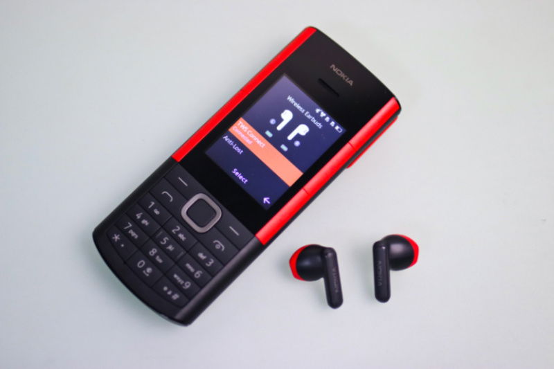 Điện thoại Nokia 5710 XpressAudio có tích hợp tai nghe không dây đi kèm