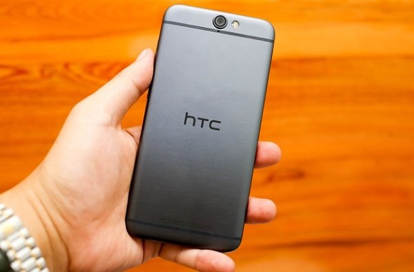 Mặt sau của HTC One A9 cũ là hai dãi nhựa đặt ăng ten để thu phát sóng cũng như tạo điểm nhấn cho máy