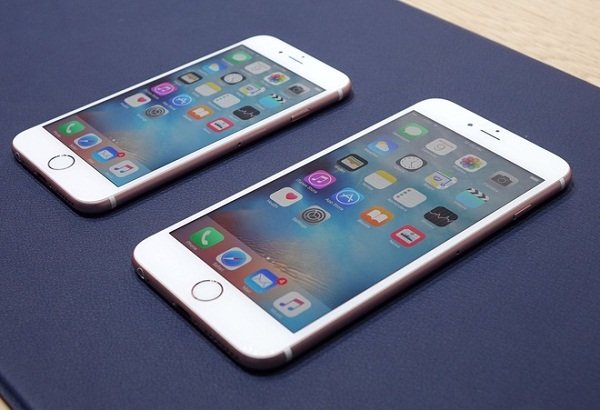 iPhone 6S có thiết kế tương đồng với người tiền nhiệm, mặt sau có kí tự "S" được gia cố tinh tế