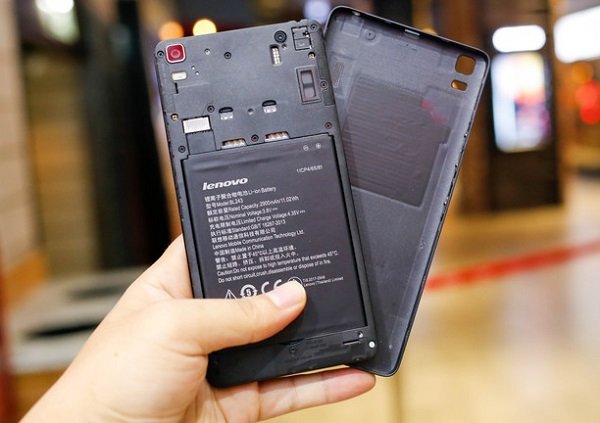 Nắp lưng trên Lenovo A7000 có thể tháo rời dễ dàng để thay thế Pin, và Sim