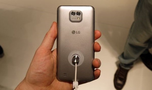 Mặt lưng LG X Cam nổi bật với cụm camera kép