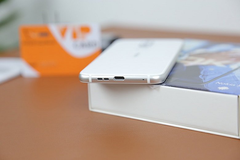 cạnh dưới Nokia X6 màu trắng