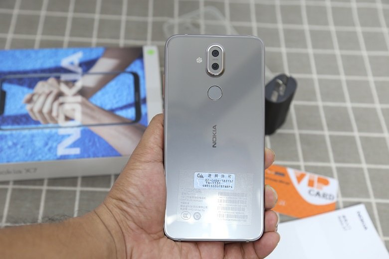 Nokia X7 sở hữu thiết kế đối xứng ở mặt lưng