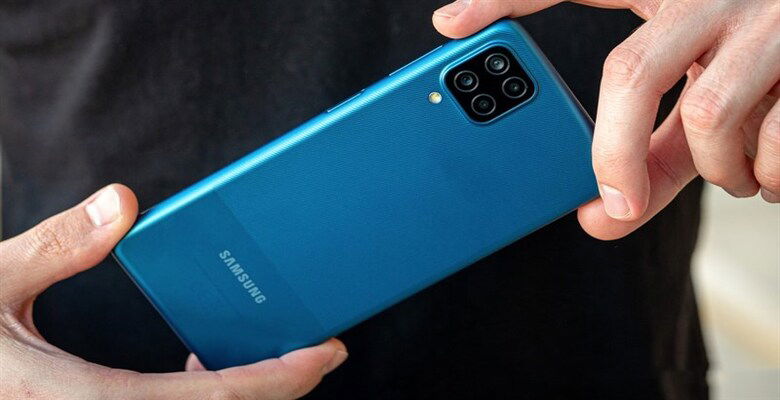 Samsung Galaxy A12 nằm trong top điện thoại rẻ chơi game mượt pin trâu