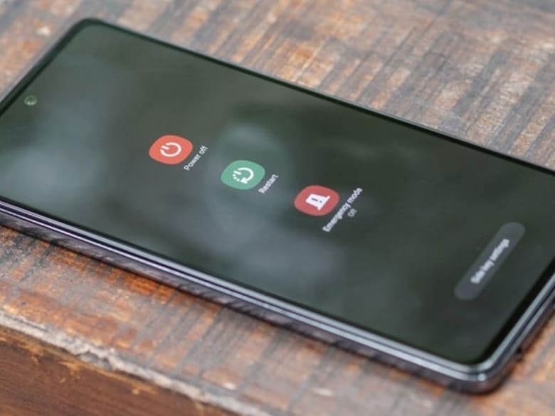 Khởi động lại Samsung S22 Ultra để kiểm tra lỗi hiển thị