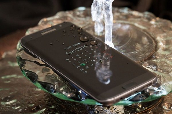 Không cần phải lo lắng nếu vô tình làm rơi Samsung Galaxy S7 vào nước.