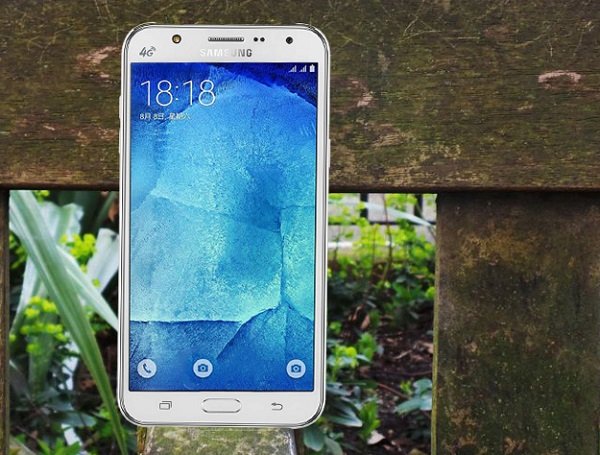 Samsung Galaxy J5 sở hữu thiết kế tinh tế