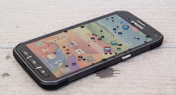 Samsung Galaxy S6 Active đạt chuẩn IP68 cho khả năng chống bụi và nước với độ sâu 1,5m trong vòng 30 phút 