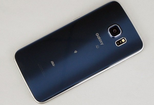 Mặt lưng của Samsung Galaxy S6 Edge Au Nhật nổi bật với logo của nhà mạng AU