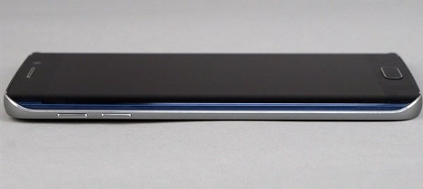 Cạnh trái Samsung Galaxy S6 Edge Au là nút tăng giảm âm lượng