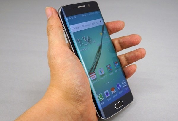 Màn hình trên Samsung Galaxy S6 Edge Au cho độ phân giải lên đến 2K