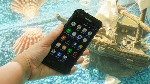 Samsung Galaxy S7 Active có thể dễ dàng bơi lội trong nước