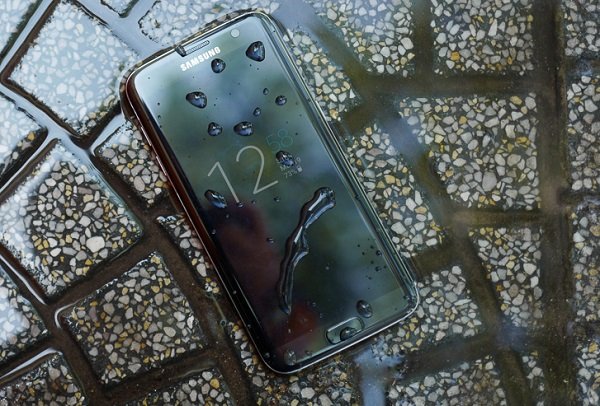 Samsung Galaxy S7 Edge 2 SIM Dual có khả năng chống nước và chống bụi bẩn theo tiêu chuẩn IP68