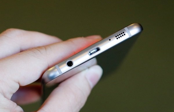 Cạnh dưới Samsung Galaxy S7 Edge 2 SIM Dual vẫn là khe cắm microUSB và jack cắm 3.5mm quen thuộc