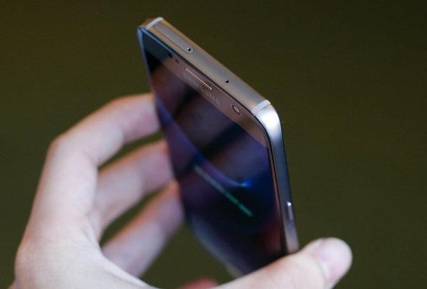 Khe cắm thẻ nhớ cũng đã quay trở lại trên Samsung Galaxy S7 Edge 2 SIM 