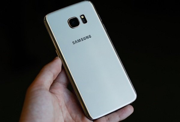 Mặt lưng của Samsung Galaxy S7 Edge 2 SIM Dual được bo cong nhẹ nhàng, ở giữa là logo Samsung quen thuộc 