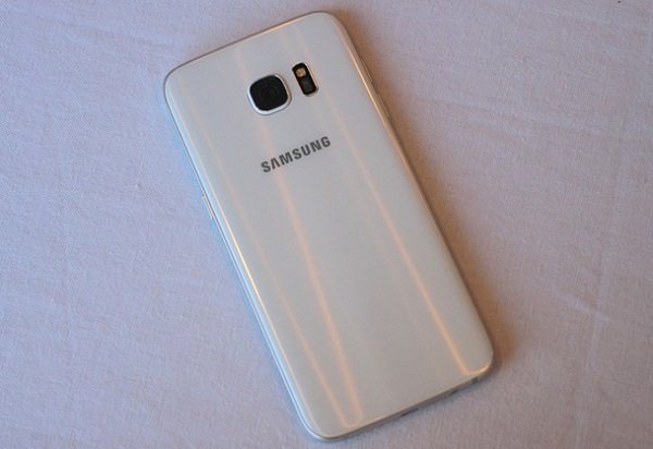 Mặt lưng trên Samsung Galaxy S7 Edge cũ được bo cong mềm mại