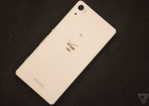  Mặt sau của Sony Xperia Z4v nổi bật bởi logo của nhà mạng Verizon