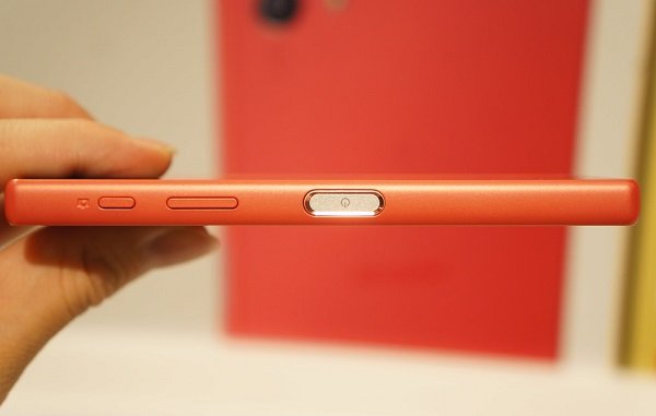 Cảm biến vân tay của Sony Xperia Z5 Compact Docomo được tích hợp trên nút Home