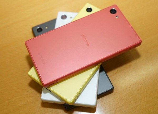Logo nhà mạng Docomo nổi bật trên mặt lưng của Sony Xperia Z5 Compact Docomo
