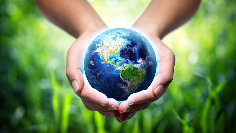 Trái đất xanh được nâng niu bởi đôi tay người