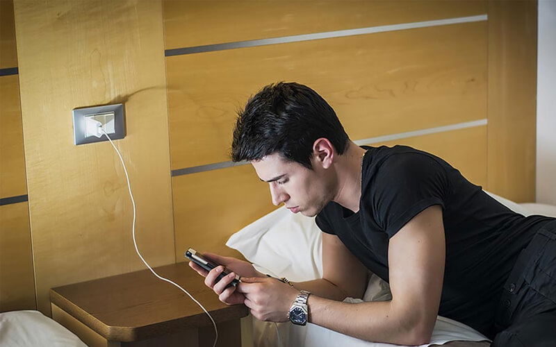 Thói quen vừa sạc vừa sử dụng thiết bị