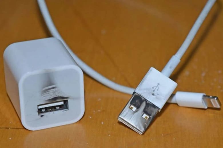 Cáp và củ sạc kém chất lượng gây lỗi nguồn
